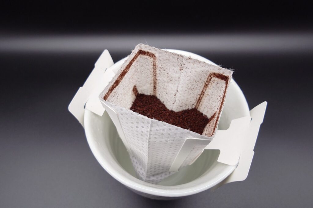 発芽コーヒー「信濃さかき珈琲」ドリップパックをカップにセット
